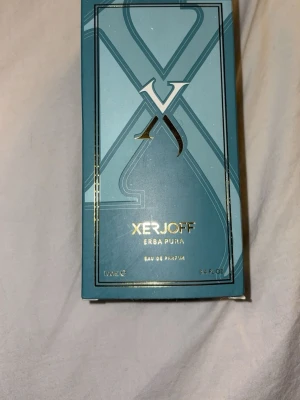 Xerjoff Erba Pura Eau de Parfum - Xerjoff Erba Pura Eau de Parfum som har 90 ml kvar och luktar gott snygg  flaska med gulddetaljer men dock tappat färg vid locket. lyxig parfym som sticker ut i samlingen.