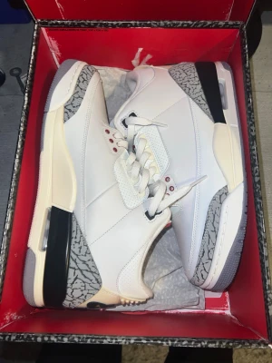 Nike Air Jordan 3 White Cement - Säljer ett par Nya Nike Air Jordan 3  Reimagined White Cement. Har bara testa dem och gått runt i huset.Säljer dem pågrund dem passade inte mig. Säljer dem billigare för det var längesedan jag köpte dem och jag har inte alla extragrejer.