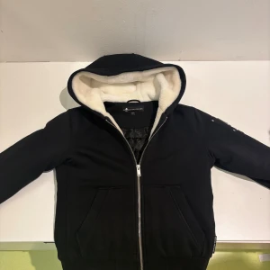 Moose Knuckles Pälsjacka - Säljer denna  Moose Knuckles Pälsjacka då den har blivit för liten. Den är praktiskt sett helt ny och jätte skön att ha på sig. Vid några frågor är det bara att skriva. Vid snabb affär kan pris diskuteras.