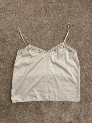 Vitt linne med spets  - Super gulligt vitt satin linne med spetskant. Bra skick💕