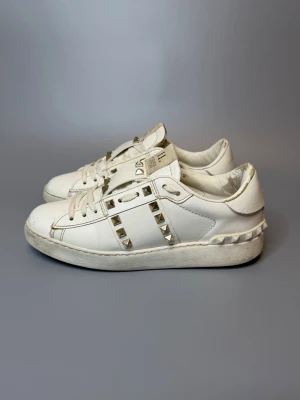 Valentino Skor - ‼️VI TAR EJ BYTEN‼️ Valentino open sneaker | Skick: 8,5/10 | Storlek 36.5 fits 37 | ingår box, kort & kvitto | Fraktar inom 24H efter köp på köparens bekostnad 📦💨 | Hör av dig vid minsta fråga eller fundering 💭 