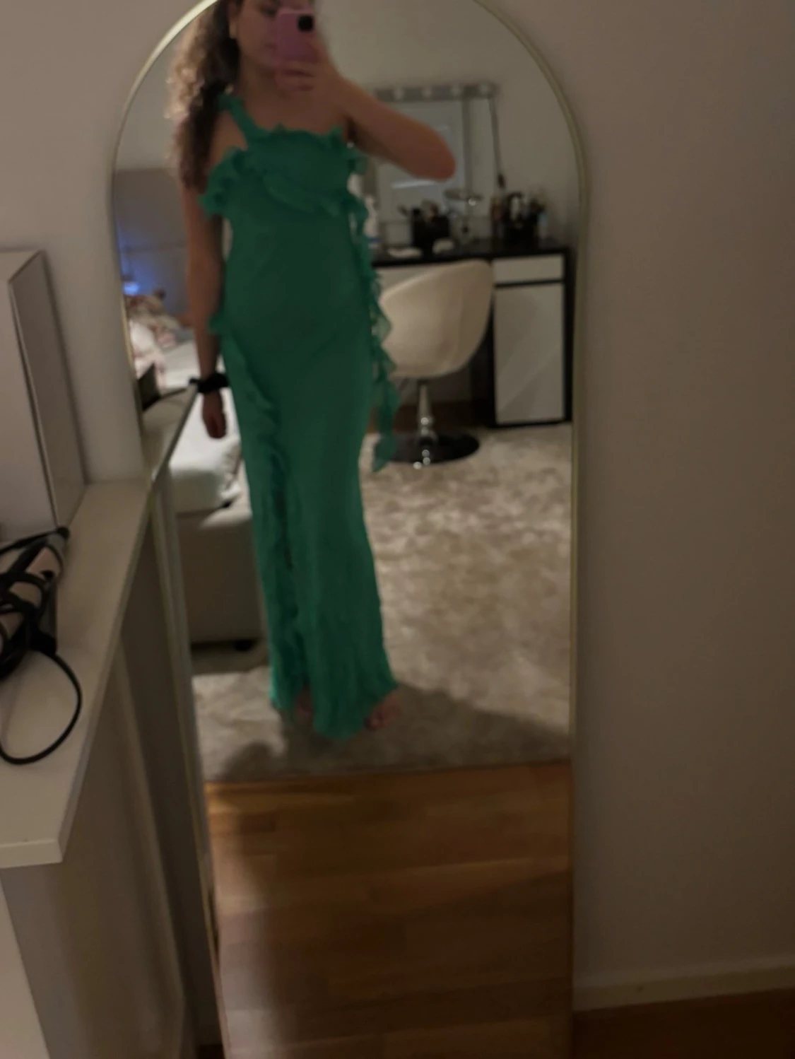 Grön långklänning med volanger