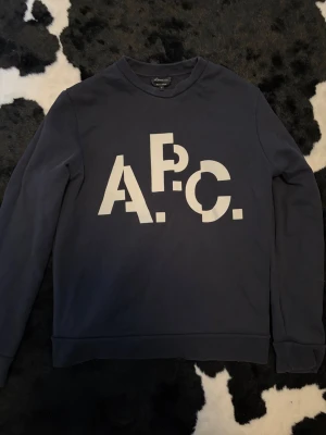 APC tröja - Säljer en super fin tröja från märket APC. Storlek S och är i ett super fint skick. Nypris på tröjan går för runt 2-3 tusen.