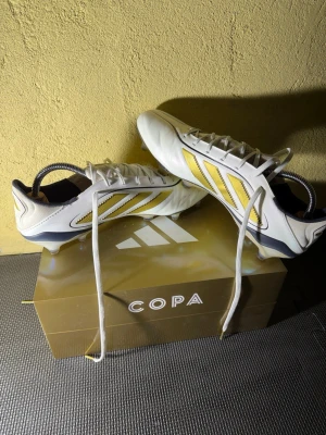 Adidas Copa vita och guld fotbollsskor - White Adidas Copa boots               Size US 10 1/2.     E 44 2/3.