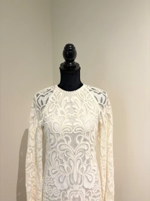 Vit spetsklänning med lång ärm - Kort/medellång. Naturvit 