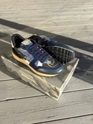 Valentino Rockrunber - Tja! Säljer dessa blåa valentino rockrunners i storlek 43, perfekt för våren. Priset är ej hugget i sten och kan diskuteras. Tveka inte att höra av er vid frågor eller funderingar