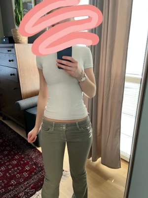 Militär Gröna Nelly jeans - Skit snygggaa bootcut jeans från Nelly, jag säljer för de Int kommer till användning❤️❤️❤️ De är lite slitna i änderna men inget man tänker på ❤️Köpte för 700kr tror jag…