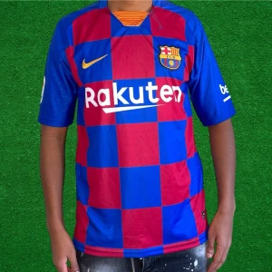 FC Barcelona Tröja - Griezmann#17, Storlek M - Helt ny, högkvalitativ replika. Modellen är 175 cm lång och bär storlek M på bilden. Pris: 349 kr. Leverans: Skickas inom 24 timmar. Notera: Begränsat antal- först till kvarn 