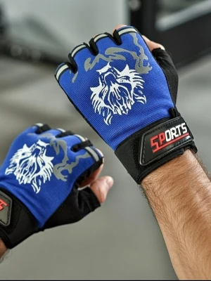 Blå träningshandskar med tigertryck - Säljer ett par blå fingerlösa träningshandskar från SPORTS med coolt vitt tigertryck och grå detaljer. Handskarna har svart kardborreband för justerbar passform och ventilerande material på handflatan. Perfekta för gym eller cykling. Halvfinger hanskar tunna med varghuvud. Unisex. Bredd 10- 12 cm. Längd 15 - 17 cm.
