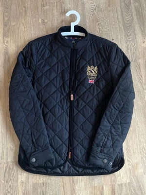 Morris jacka - Fet morris jacka som är perfekt nu när det blir lite varmare ute | storlek XS normal i storlek. Väldigt fint skick inga defekter använd fåtal gånger.