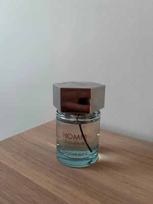 Yves Saint Laurent L'Homme Cologne Bleue - Fräsch sommar parfym från Yves Saint Laurent. Näst intill helt oanvänd. 100ml flaska. Nypris är runt 1000kr.
