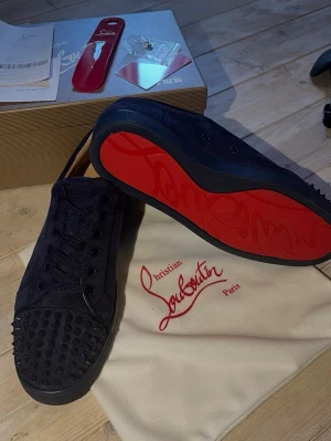 Christian Louboutin skor  - Hej! jag säljer ett par loubs i storlek 43.                            Perfekt skick använt 2 gånger.                                           Allt på bilderna kommer med.                                        Skriv vid minsta fundering. Jag tar bud!