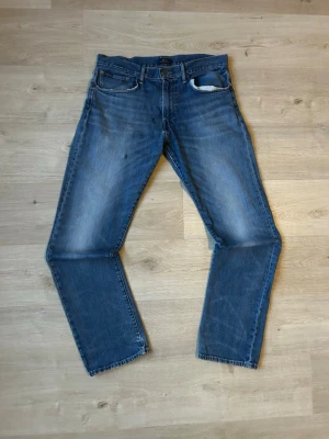 Blåa Vintage Ralph Lauren Jeans Classic Fit W32 L34 - Fina Vintage Ralph Lauren Jeans i blå färg. Jeansen är i mycket bra skick, tyvärr två små fläckar (SE SISTA BILD) och sparsamt använda. |  Äkta som allt annat jag säljer! ✅ |  Storlek: W32 L34 | Skick: Mycket Bra Skick (SE SISTA BILD) | Färg: Blå | Märke: Ralph Lauren | Modell: Jeans |  Hör gärna av dig vid frågor så svarar jag så fort jag kan! 😁| Sku - (10) 