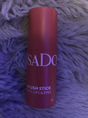 IsaDora Blush Stick rosa - Endast testadKrämigt rouge i stickformat från IsaDora. Färgen är en mjuk rosa ton och förpackningen är cylinderformad i matchande rosa plast. Enkel att applicera på kinder, läppar och ögon för en fräsch look.