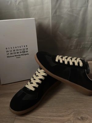 Maison Margielas - Aldrig använda storlek 43. Skickas snabbt! Allt medföljer