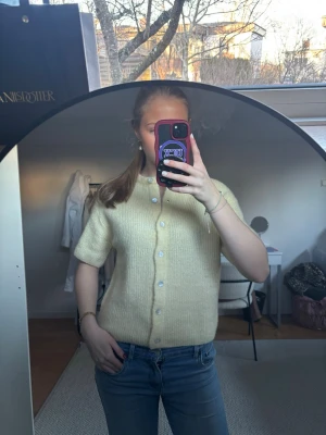 Kortärmad stickad kofta - Super skönt och snygg stickad kofta från Gina. Nästan helt oanvänd💛 Väldigt fin gul färg 