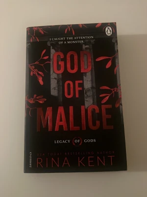 God of Malice av Rina Kent - En mörk och spännande skönlitterär bok med titeln 'God of Malice' av Rina Kent. Omslaget är svart med röda detaljer och text, och boken ingår i serien 'Legacy of Gods'. 