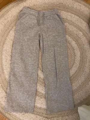 Gråa mjukisbyxor  - Jätte mysiga gråa mjukisbyxor från lager 157 i strl 140.