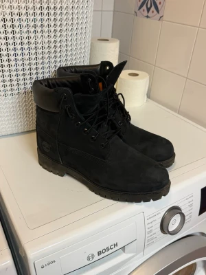 Svarta Timberland Boots - Säljer ett par svarta Timberlands. Perfekt skick, bara använt en gång. Säljer eftersom att dom är för stor för mig. Storlek 45