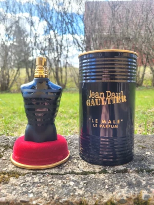 Jean Paul Gaultier Le Male Parfum - Säljer en Jean Paul Gaultier Le Male Le Parfum 75ml. Den är riktig, jag fick den i julklapp men har knappt använt den. Alla originella förpackningar medkommer!