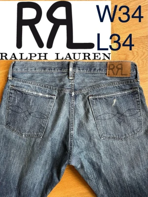 Vintage RRL Slim straight w34 l34  - Vintage RRL (Double RL) slim straight fit jeans. Ägda ett tag och de har blivit lagade i grenen och vid knäområdet. Riktigt unik pair med mycket naturligt slitage. Köpta för ~3000 kr . Jag är 190 cm lång och väger 80 kg. Jag försökte få med allt men om du har några frågor är det bara att fråga 👍Har många fler bilder som inte fick plats   Mått: Benslut: 19 cm Full längd: 112 cm Midja: 43 cm Knäbredd: 20 cm. Priset diskuterbart vid snabb affär. 