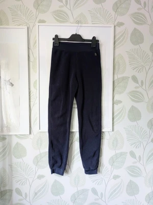 Fleecebyxa Storlek 134/140 Kaxs KappAhl - -Mörkblå färg.  - Använd ca 2-3 gånger så i superfint skick.  - Man kan känna lite lite användning på insidan av byxan.  - Jag kan ha missat någon miniskavank men jag har försökt att granska plagget så gott det gå