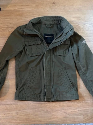 Olivgrön Overshirt  - Snygg olivgrön overshirt som passar perfekt till Grish stilen. Jackan har både knappar och dragkedja och är storlek S. Skicket är 10/10, inga defekter. Skriv vid frågor!