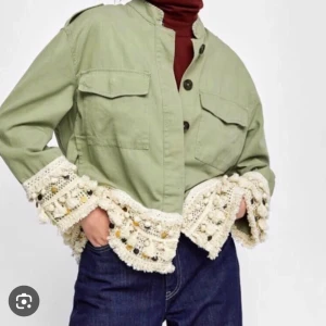 Söker grön Zara jacka  - Hej jag söker en grön Zara jacka i storlek S, M, L. Skriv gärna om du har en, kan betala rimligt pris💕💕