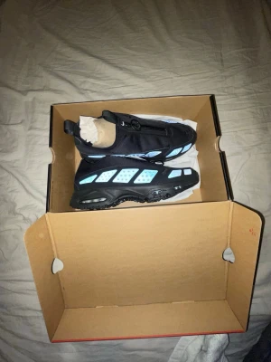 Nike air max - Nike sneakers i svart med ljusblå reflekriva detaljer. Skorna är unika och hittas inte enkelt. Helt nya oanvända med kvitto. Pris kan prutas