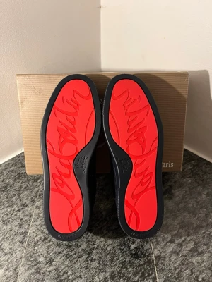 Christian Louboutin skor - Mörkblåa Christian Louboutin skor. Helt nya! Priset är inte fast. Kom privat för fler frågor.