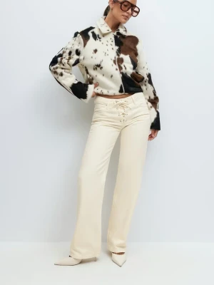 Jeans med snörning - Säljer ett par trendiga beige/krämvita jeans med snörning! Rensat garderoben och hittade dessa snyggingar, tyvärr kommer de inte till användning längre😥😓 midjan är typ mid waist/low waist! Skulle även påstå att de är en aning små i storlek! Bara att höra av er om ni vill ha mått🥰 köptes för 599 i höstas🙏