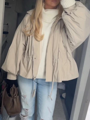Beige knytjacka – trendig & slutsåld 🤍 - Superfin beige jacka med knytning i midjan som ger en snygg och feminin passform 🤍  Väldigt trendig just nu (clean girl / minimalistisk stil) och passar till allt – både vardag och finare outfits ✨  • Fint skick (använd få gånger) • Bekväm och lätt att styla • Slutsåld modell  📦 Skickas snabbt 💬 Skriv vid frågor eller intresse!