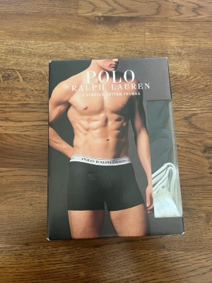Polo Ralph Lauren 3-pack kalsonger - Obs säljs då det blev fel beställning till min kille, kartongerna är endast öppnade💕Säljer ett 3-pack stretchiga kalsonger från Polo Ralph Lauren i färgerna svart, marinblå och vit. Kalsongerna är tillverkade i 95% bomull och 5% elastan för skön passform. Klassisk design med resår i midjan där loggan syns tydligt. 