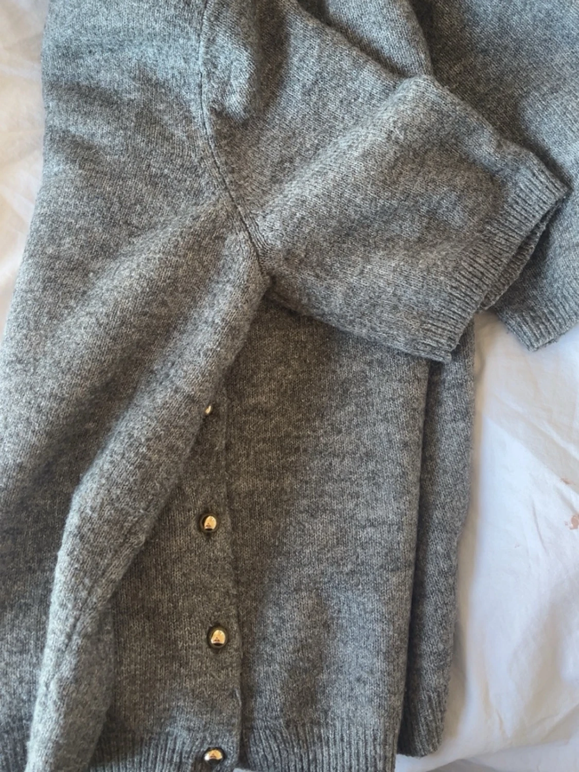 Grå kortärmad kofta med pärlknappar - 4