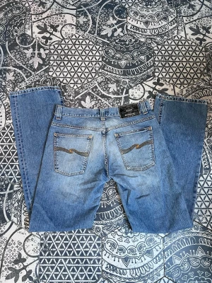Nudie Jeans 32/34 x Perry's Denim Bootcut Jeans - Sällsynta bootcut nudie jeans första utgåvan 00s från Italien! | Mycket fint skick! | Storlek: 32/34 fits TTS | total längd: 109 cm, midja: 39 cm, benvidd: 19 cm | Vid frågor eller funderingar finns jag i DM! 📩 Mvh CVB Closet