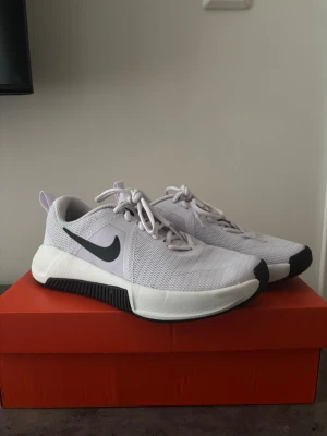 Lila Nike sneakers med starta detaljer  - Snygga lila sneakers från Nike i modell Metcon trainer 3. De perfekta skorna till gymmet! 🤩Mycket gott skick! Säljer tyvärr pågrund av att jag beställde en för stor storlek. Storlek 38,5