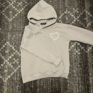 Grå carsicko hoodie - Helt ny grå cariscko hoodie, saknar dom vita stringsen där nere. Annars ba testad. Kom dm för frågor👍🏼