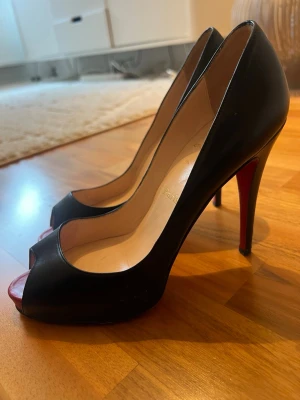 Christian Louboutin klackar - Säljer mina svarta Christian Louboutin med ikonisk röd sula ❤️ Superklassisk modell som passar till allt – verkligen en staple i garderoben. Köpt vintage.  ✔ Äkta (Made in Italy, alla detaljer stämmer) ✔ Storlek: 39  ✔ Nypris ca 7000–10 000 kr  Skick: Fint skick upptill och på klacken. Sulan är använd (se bild), vilket är normalt för Louboutins – men påverkar inte användningen.  Perfekta till fest, middag eller när man vill känna sig lite extra 💅  💰 Pris: 2500 kr 