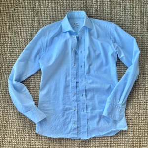 Stenströms skjorta - Stenströms skjorta i super bra skick 10/10 skjortan är skjort storlek 37 och sitter som en storlek S modellen är 180 men skjortan passar bäst runt 170-190 Orginal pris runt 1600kr