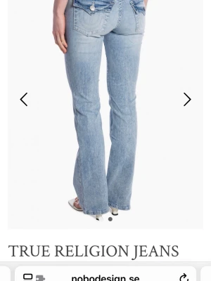 Ljusblå bootcut jeans True Religion Becca - Säljer ett par ljusblå bootcut jeans från True Religion med klassiska fickor bak och snygga kontrastsömmar. Jeansen är tillverkade i mjuk bomull med en lätt tvättad look. Perfekta för dig som gillar en avslappnad men trendig stil. Jeansen är använda ett fåtal gånger 