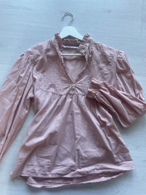 Ljusrosa blus  - Ljusrosa blus från Copenhagen Luxe i bomull. Jätte fin och bra material. XS/S