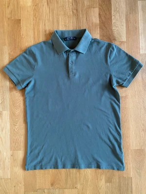  pikétröja  - Olivgrön pikétröja från Manuel Garcia.  Bilderna visar inte tröjan på bästa sätt. I verkligheten är färgen mer mättad och tröjan är i perfekt skick, helt utan slitage!