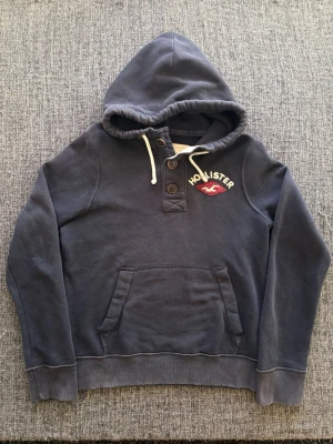 Hollister hoodie ~ 2000’s vintage modell  - Säljer en eftertraktad Hollister tröja i väldigt bra skick | storlek M (true size) och passar perfekt nu till våren. Kan även gå ner lite i pris vid snabb affär  Obs vid frågor tveka inte😊