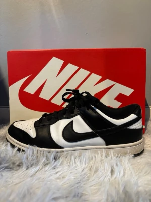 Nike dunk Pandas 42 - Nike Dunk pandas  i svart och vitt läder med klassisk Swoosh på sidan.
