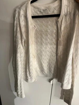 Vit kofta  - En fin vit kofta med sydda hål som har gjort ett fint mönster