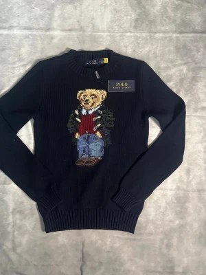 Ralph lauren sweater - Mörkblå Ralph Lauren stickad tröja – strl M 🧶💙   Klassisk och clean, bra skick och skön passform.    📦 Snabb frakt   💸 Pris kan diskuteras vid snabb affär