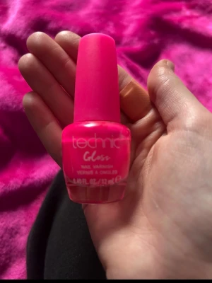 Technic Gloss nagellack neonrosa - Säljer ett Technic Gloss nagellack i en intensiv neonrosa färg. Lacket kommer i en klassisk rund glasflaska med matchande rosa kork. Perfekt för dig som vill ha riktigt färgstarka naglar och en glansig finish.