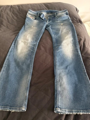 Blå bootcut jeans från Diesel - Blåa bootcut jeans från diesel