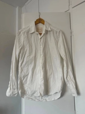 Vit skjorta - Vit skjorta från A Day’s March i manchestertyg, storlek S. Aldrig använd.
