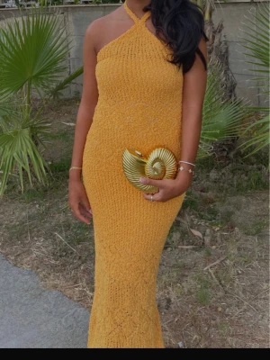 Bershka klänning - Säljer min klänning från bershka i storlek xs-m. Den är i storlek m men jag har själv xs och valde den i m för att få en längre klänning. Säljer den för 300 kr